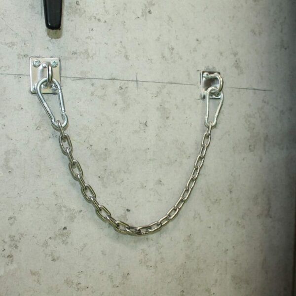 Rope holder with locking chain