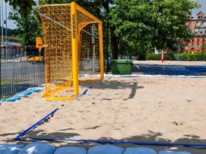 Beach soccer net for “P”-shaped net support type
