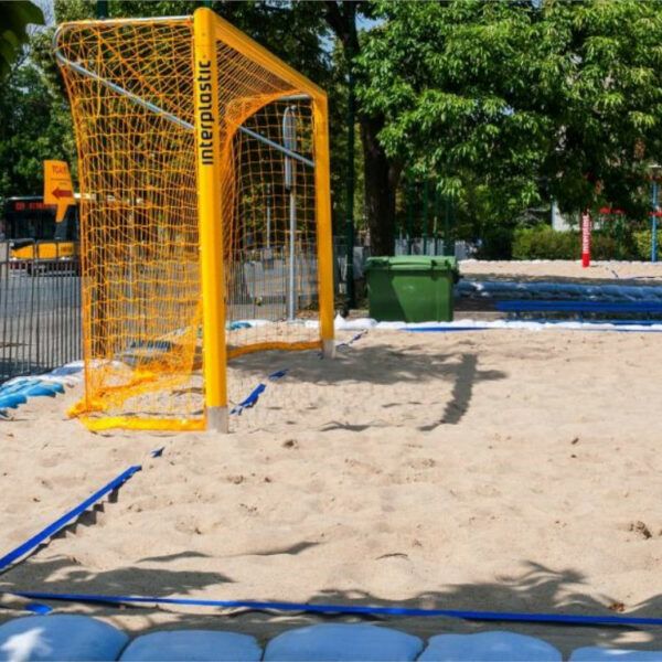 Beach soccer net for “P”-shaped net support type