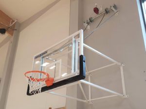 Konstrukcja do koszykówki podnoszona elektrycznie (naścienna) o wysięgu 225 cm